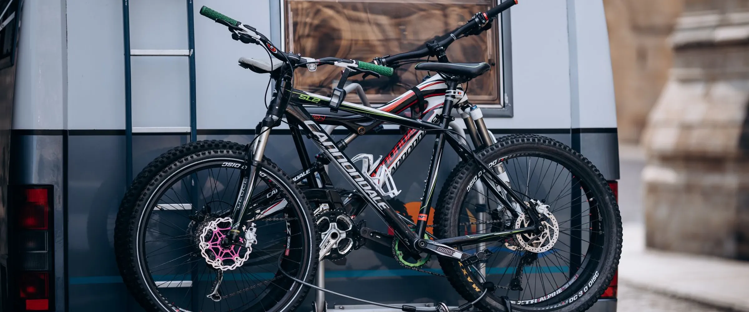 Deux VTT chargés sur le porte-vélos arrière d’un camping-car