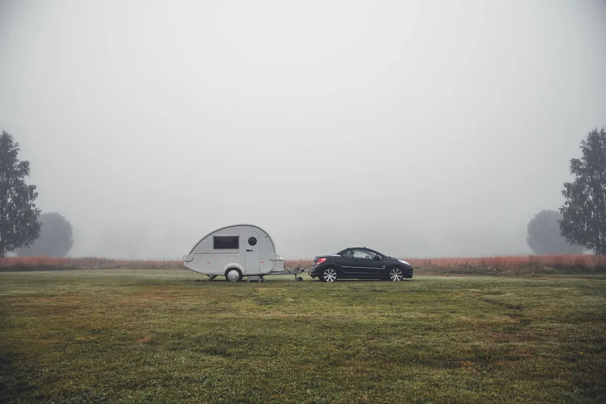 Voiture et caravane vues de profil