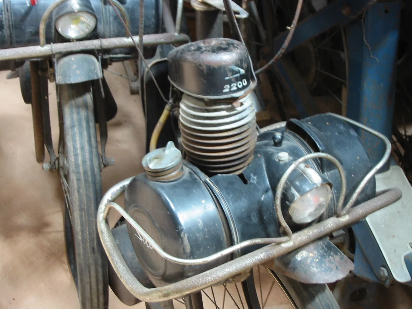Moteur et galet d’entraînement d’un VéloSolex sur le pneu avant
