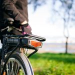 Quels sont les avantages écologiques du vélo électrique par rapport à une voiture ?