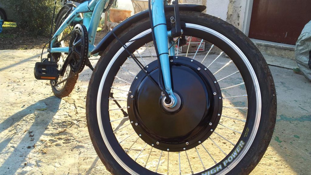 Roue avant de vélo équipée d'un gros moteur-moyeu noir, kit de conversion électrique