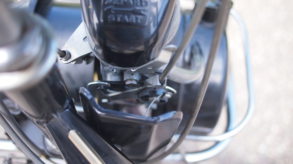 Moteur de VéloSolex vu de près, posé au-dessus de la roue avant