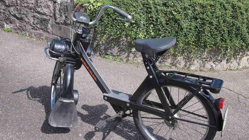 VéloSolex noir de 1976 avec son garde-boue avant et son porte-bagages