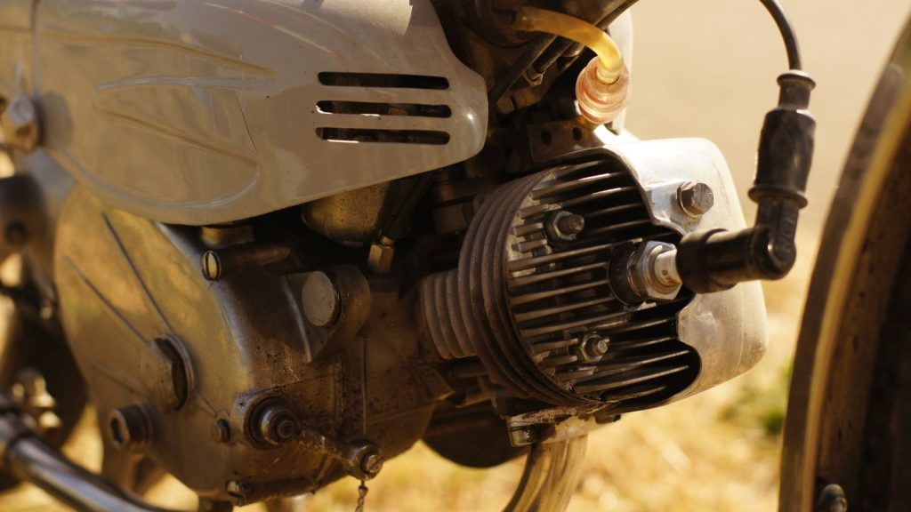 Moteur à ailettes d'un cyclomoteur ancien en gros plan