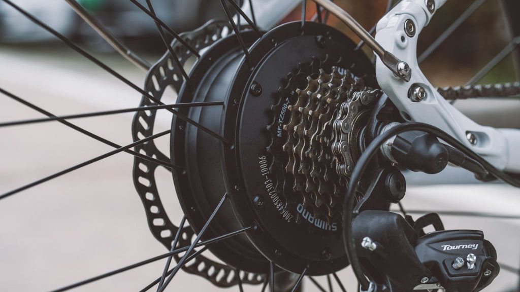 Moteur dans le moyeu de roue d'un vélo électrique avec sa cassette