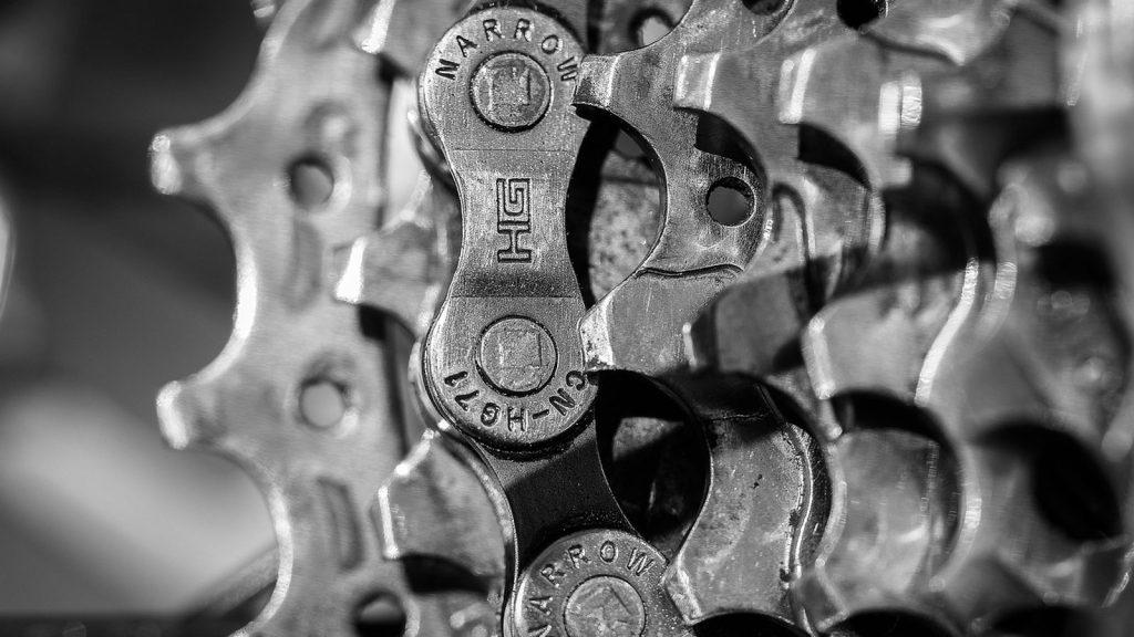 Chaîne de vélo et pignons de la cassette en gros plan