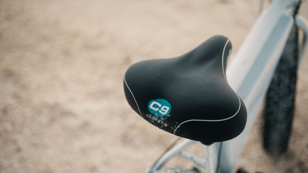 Selle noire de vélo vue de près, au-dessus de la roue arrière