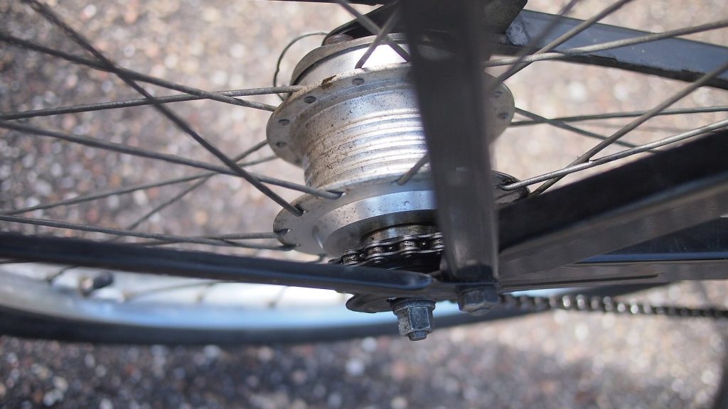 Moyeu de roue arrière et tube de cadre d'un VéloSolex, vue rapprochée