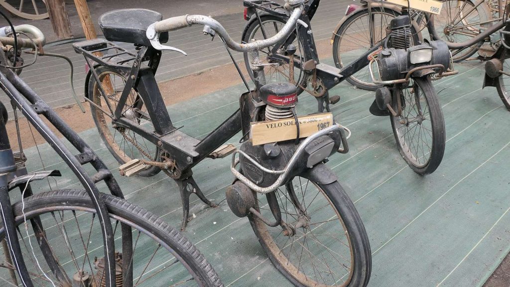 Anciens VéloSolex patinés par les années, exposés côte à côte