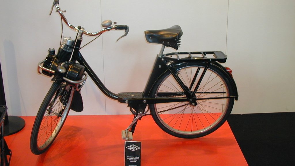 VéloSolex 1010 noir exposé sur un socle rouge