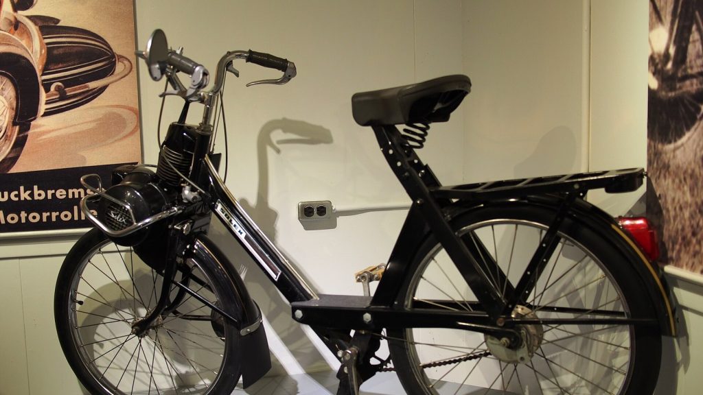VéloSolex S3800 noir présenté dans un musée
