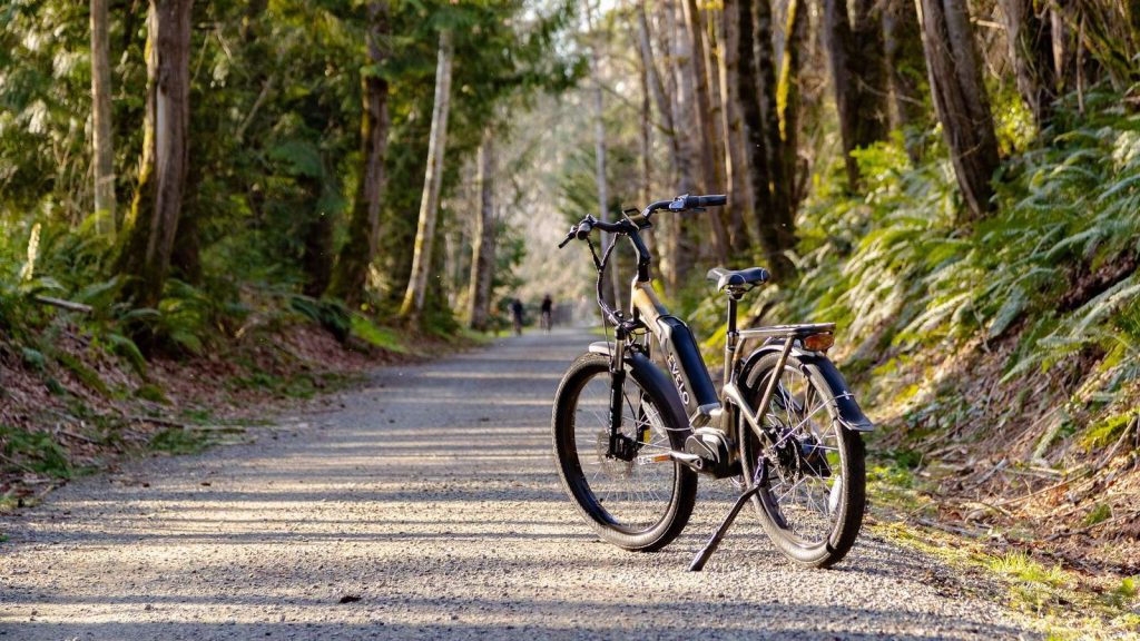 Vélo électrique de randonnée sur un chemin de gravier en forêt