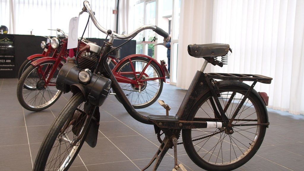 VéloSolex ancien exposé dans une salle