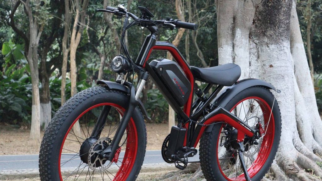 Vélo électrique rétro à gros pneus rouge et noir