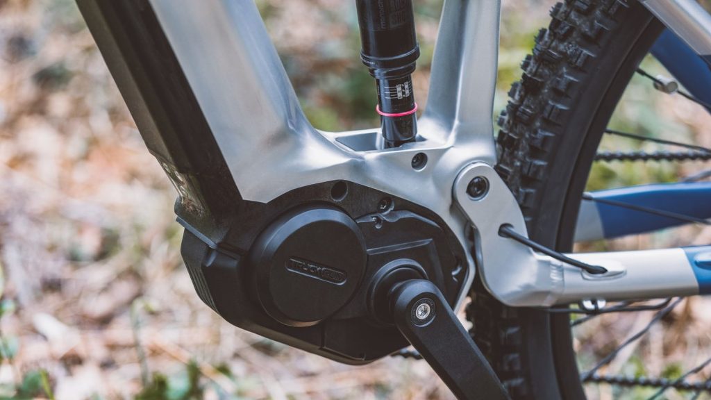 Moteur central d'un vélo électrique de montagne en gros plan