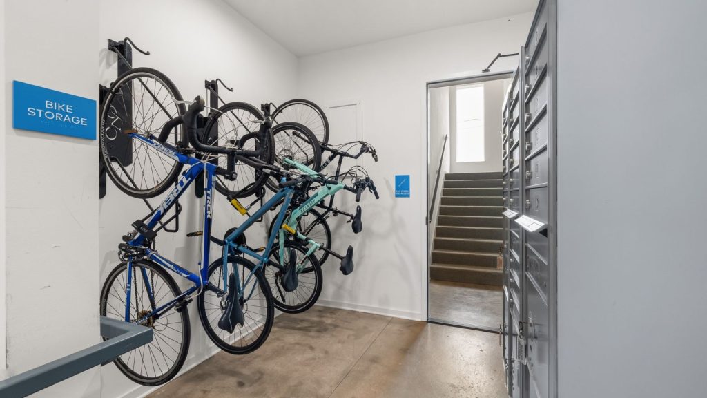 Local à vélos d'un immeuble avec des vélos accrochés au mur