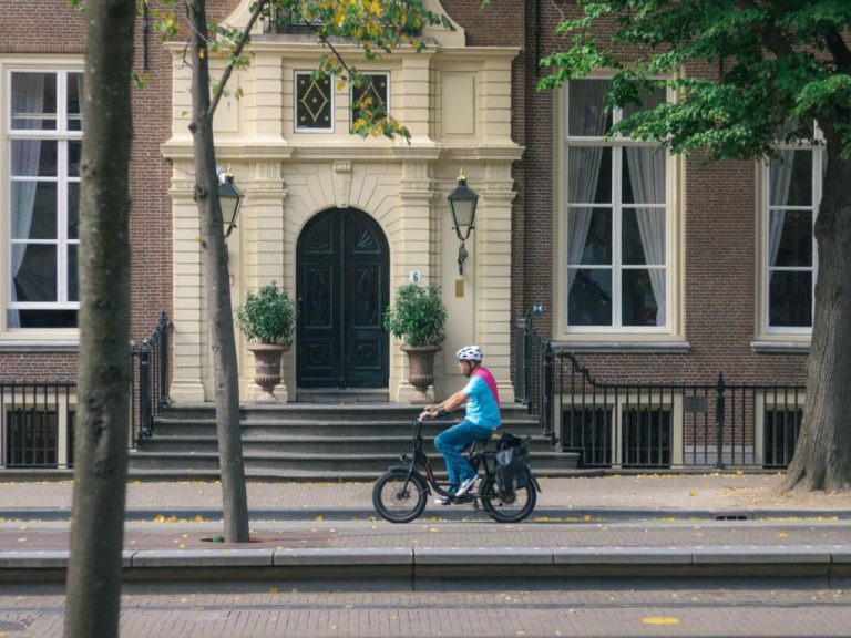 VanMoof S5 vs Brompton Electric : comparatif urbain