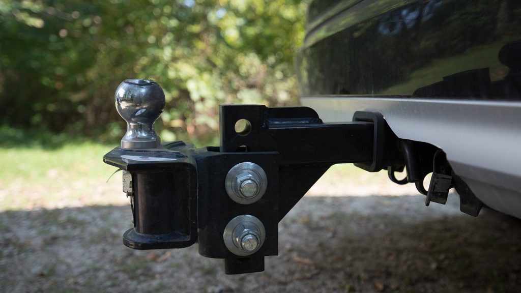 Rotule d'attelage sur sa barre fixée sous le pare-chocs d'une voiture