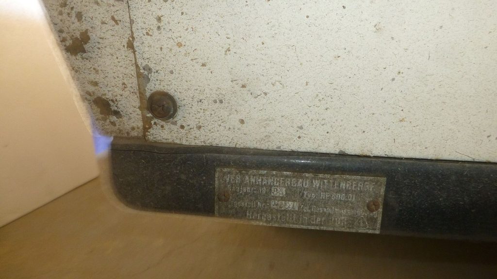 Plaque constructeur avec le poids total autorisé sur le châssis d'une remorque